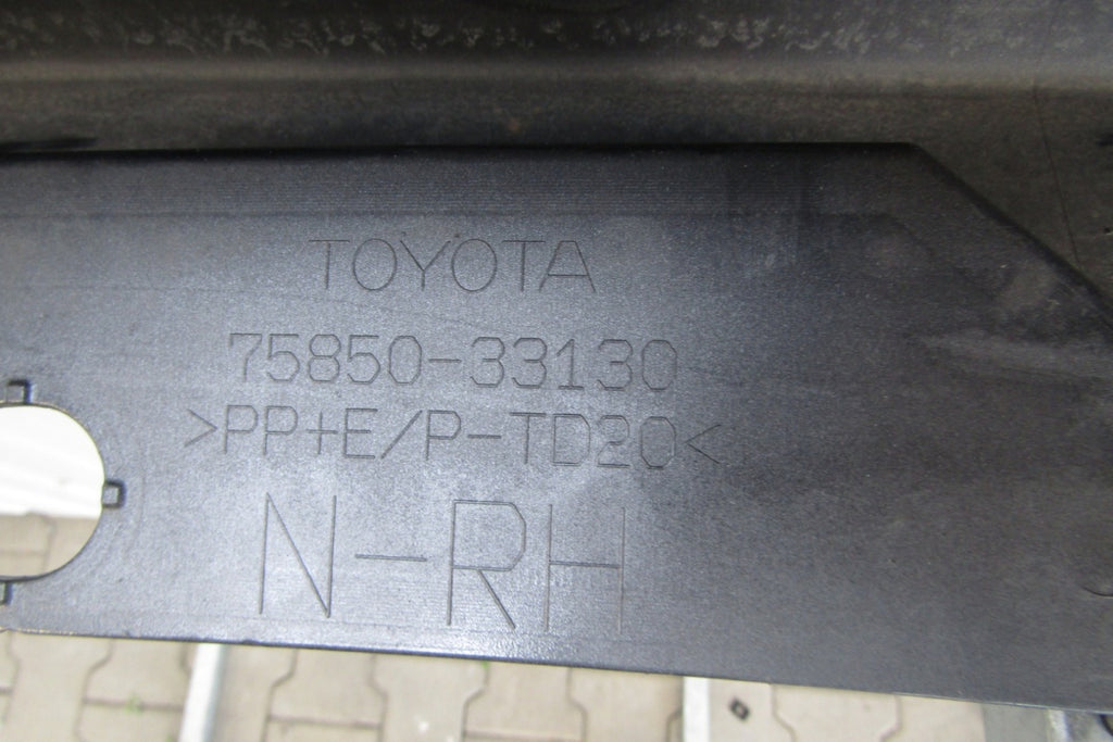 Lajsna praga desna Toyota Camry XV70 17- 75850 33130