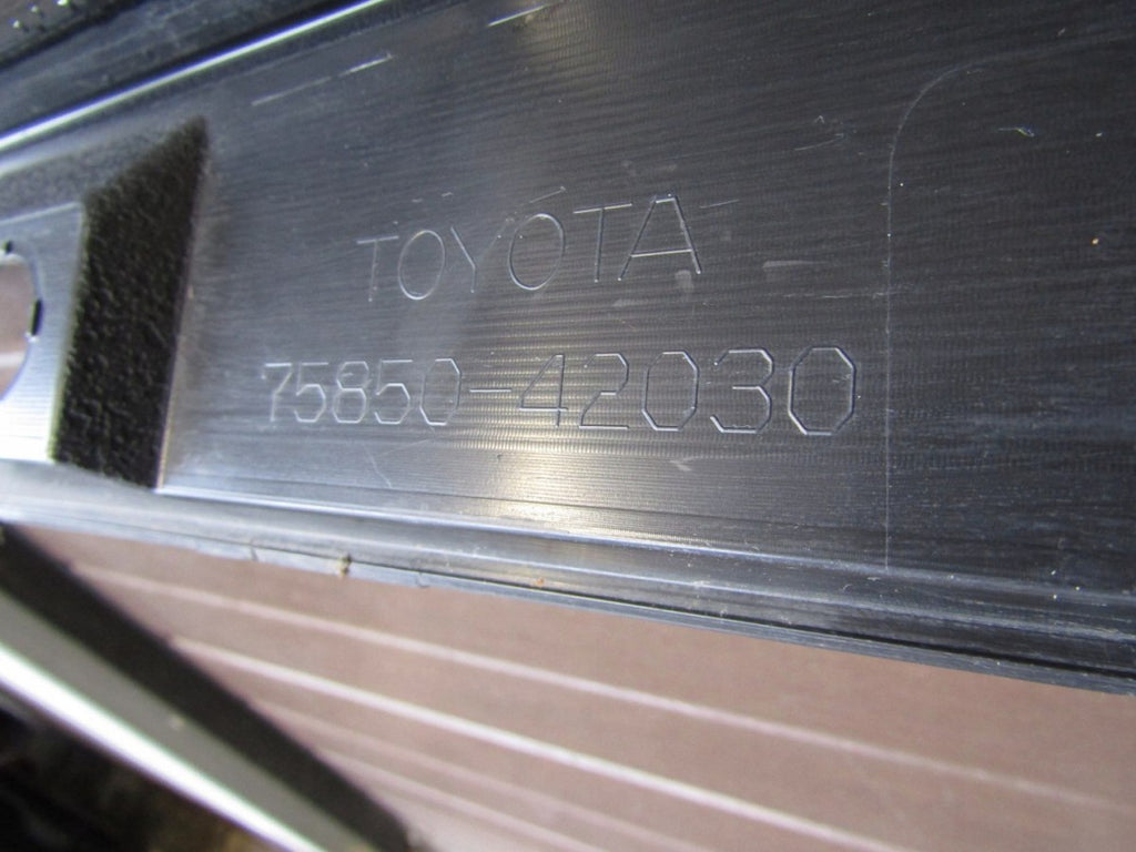 Lajsna praga desna Toyota RAV 4 RAV 4 5 V XA50 19