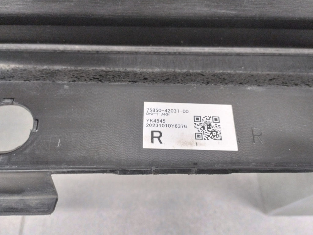 Lajsna praga desni Toyota RAV 4 RAV 4 5 V XA50 19-