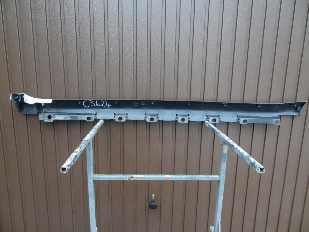 Lajsna praga desna Toyota Urban Cruiser 08- próg