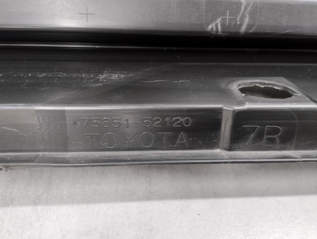 Lajsna praga desni Toyota Yaris CROSS 20- XP210
