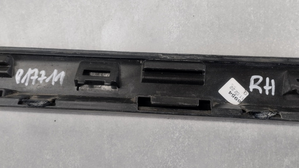 Lajsna praga desni VW Golf 8 5H0 R Line HB 19-