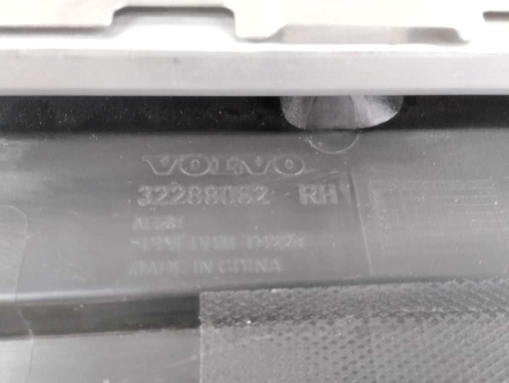 Lajsna praga desni stopień desni Volvo EX40 Recherge 32288062