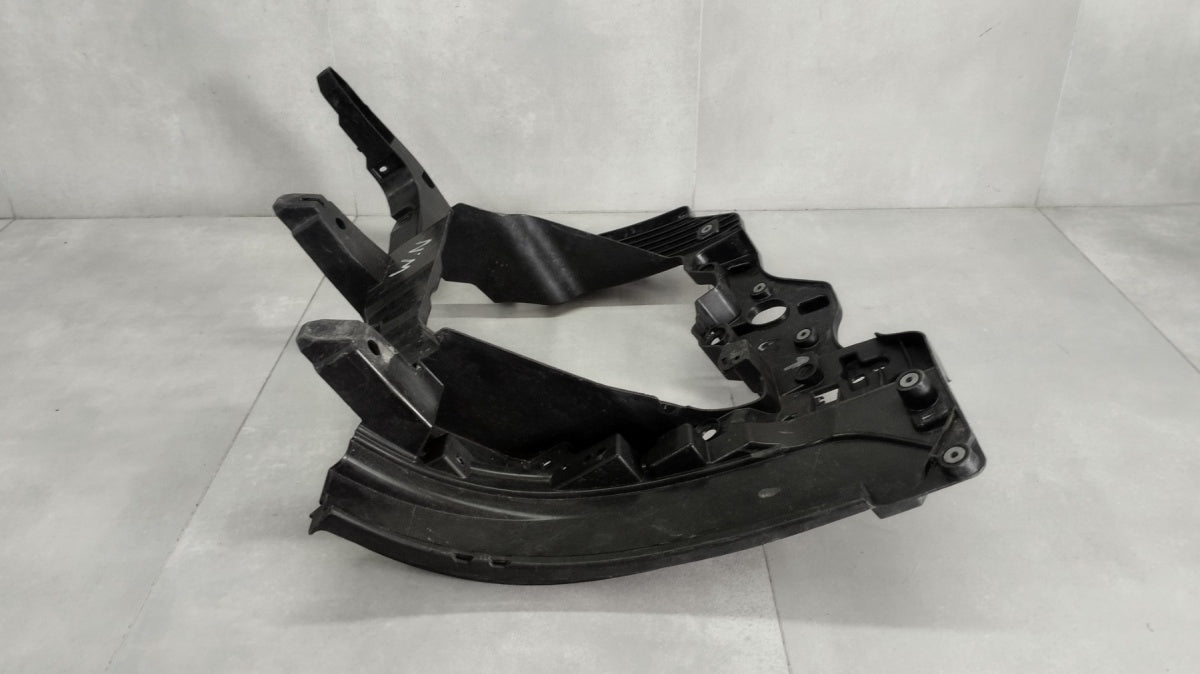 Narożnik oklular stelaż desni Mercedes Actros L Pro Cabin MP6 A9608855565