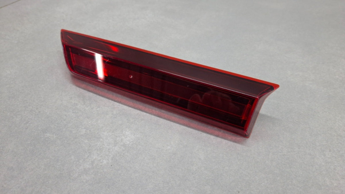 Odblask blenda lajsna desni klapy bagażnika zadnji Opel Frontera C 24-