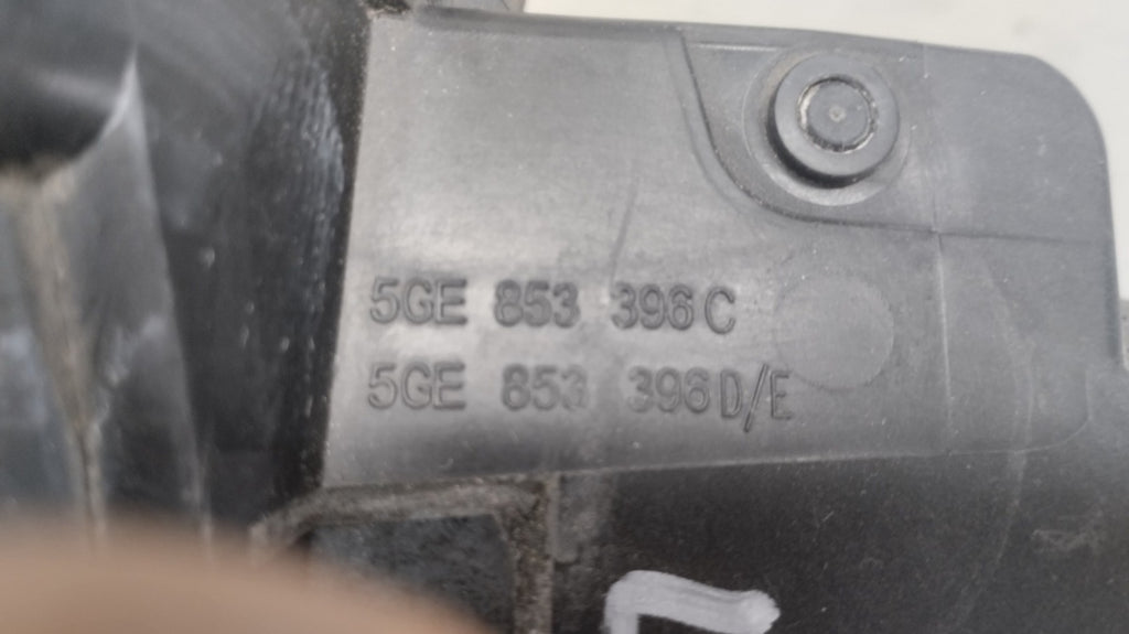 Zaštita portu ładowania klapka wlewu emblemat Volkswagen Golf VII GTE 5GE853396