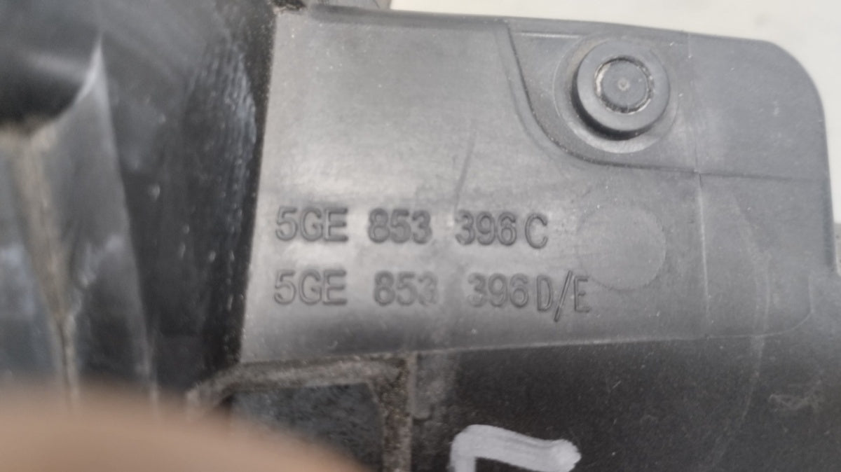 Zaštita portu ładowania klapka wlewu emblemat Volkswagen Golf VII GTE 5GE853396