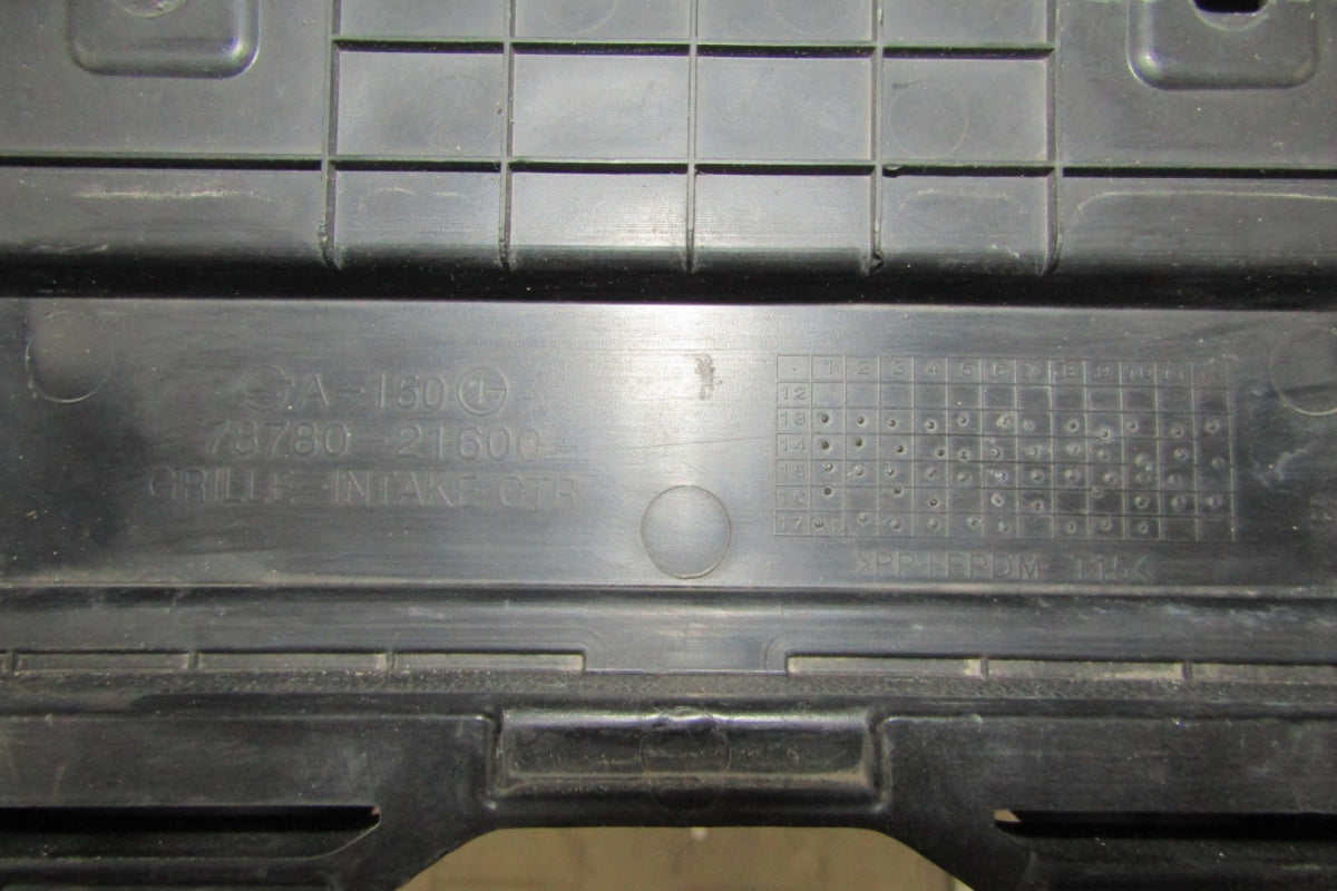 Maska (grill) Kratka zderzaka SsangYong Rodius 12-15