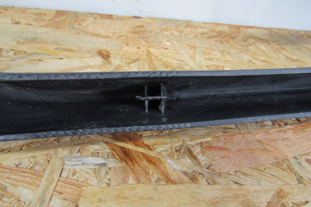Prednji branik Ramka obudowa lajsna desni FORD RANGER MS RT 21- CARBON