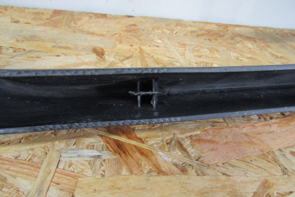 Prednji branik Ramka obudowa lajsna desni FORD RANGER MS RT 21- CARBON