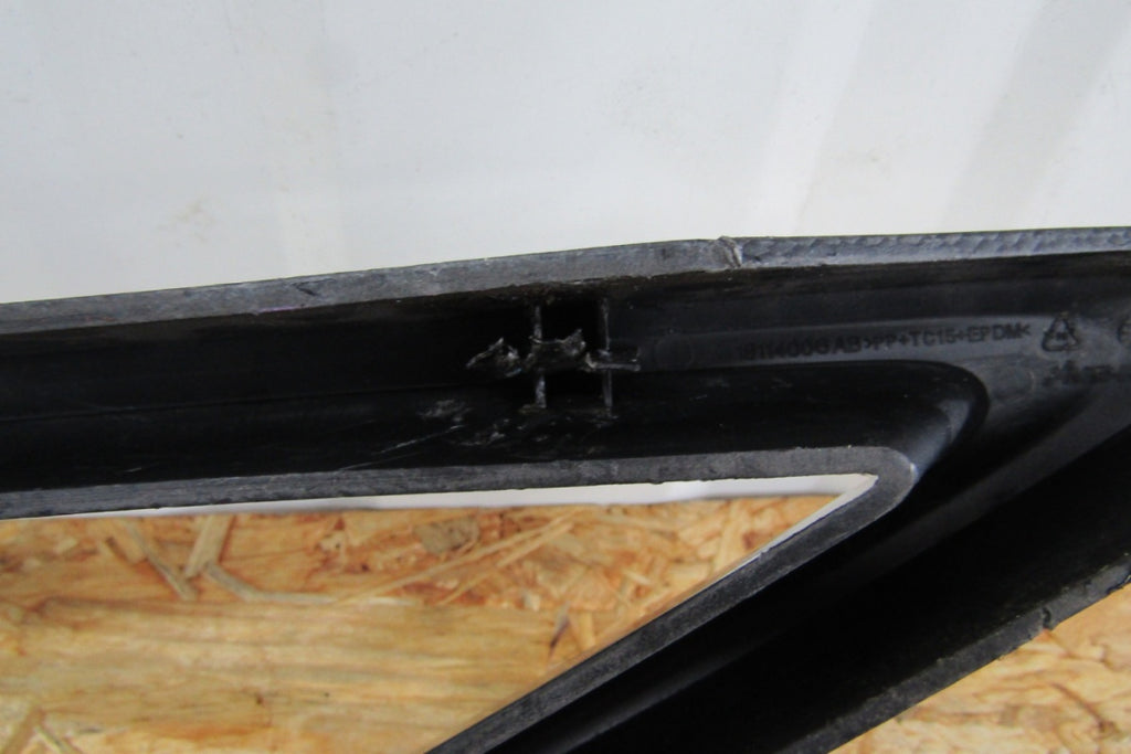 Prednji branik Ramka obudowa lajsna desni FORD RANGER MS RT 21- CARBON