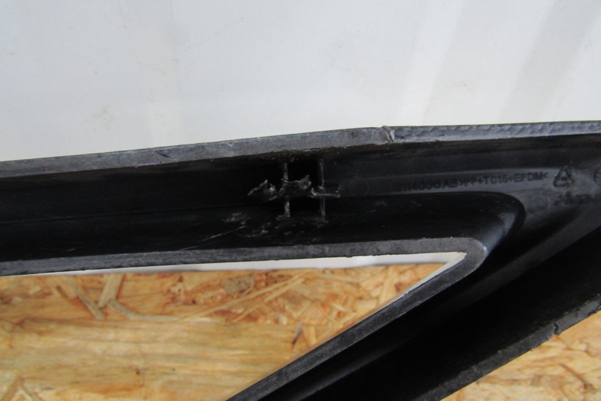 Prednji branik Ramka obudowa lajsna desni FORD RANGER MS RT 21- CARBON