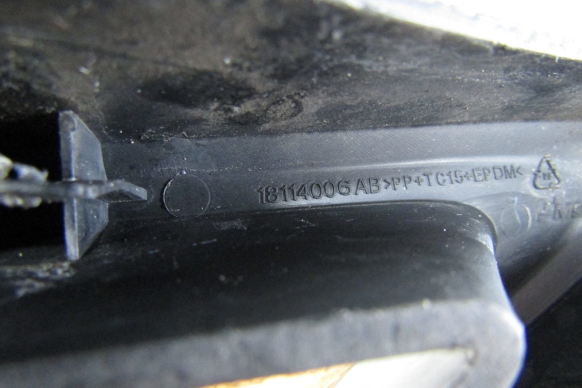 Prednji branik Ramka obudowa lajsna desni FORD RANGER MS RT 21- CARBON