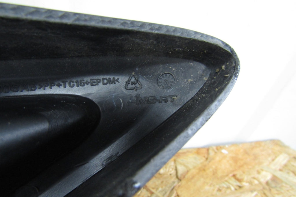 Prednji branik Ramka obudowa lajsna desni FORD RANGER MS RT 21- CARBON