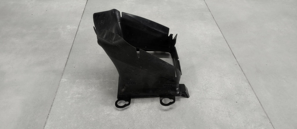 Usisnik Prowadnica zraka lijevi Audi Q8 / Q7 18- 4M8121333 / 4M0121333