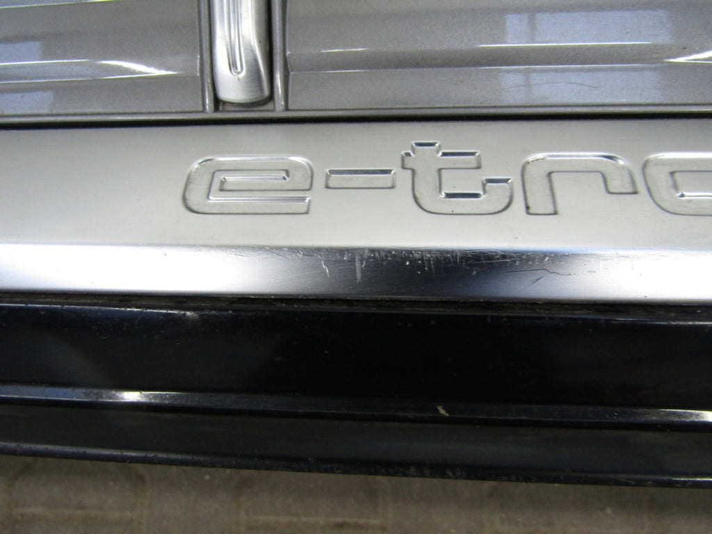 Prednji branik Audi E Tron 4KE 18-