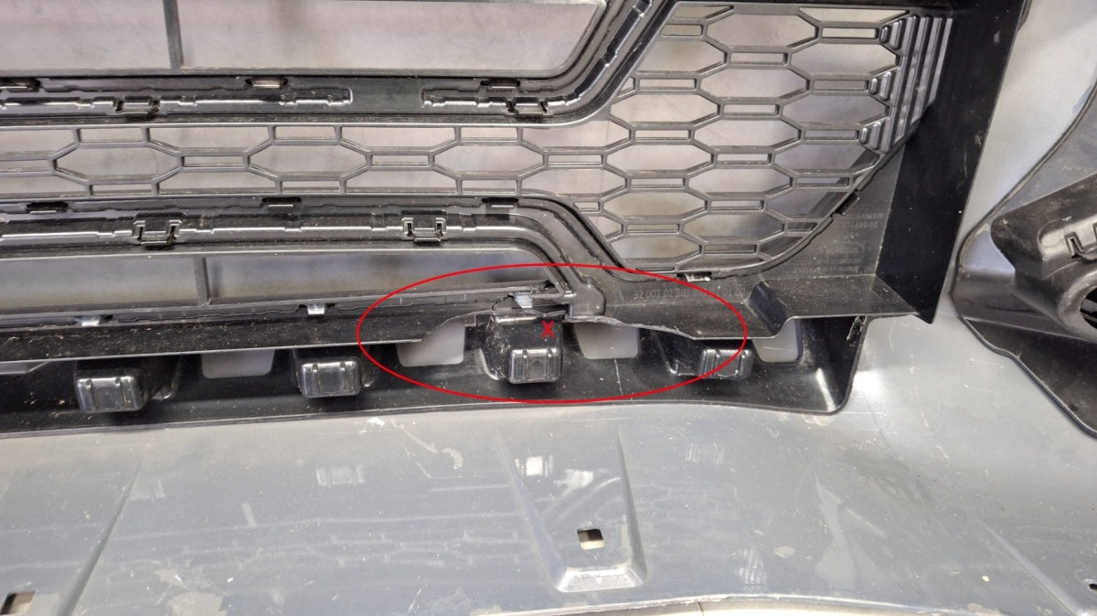 Prednji branik BMW X1 U11 M-paket 22-26 / + ślizgi