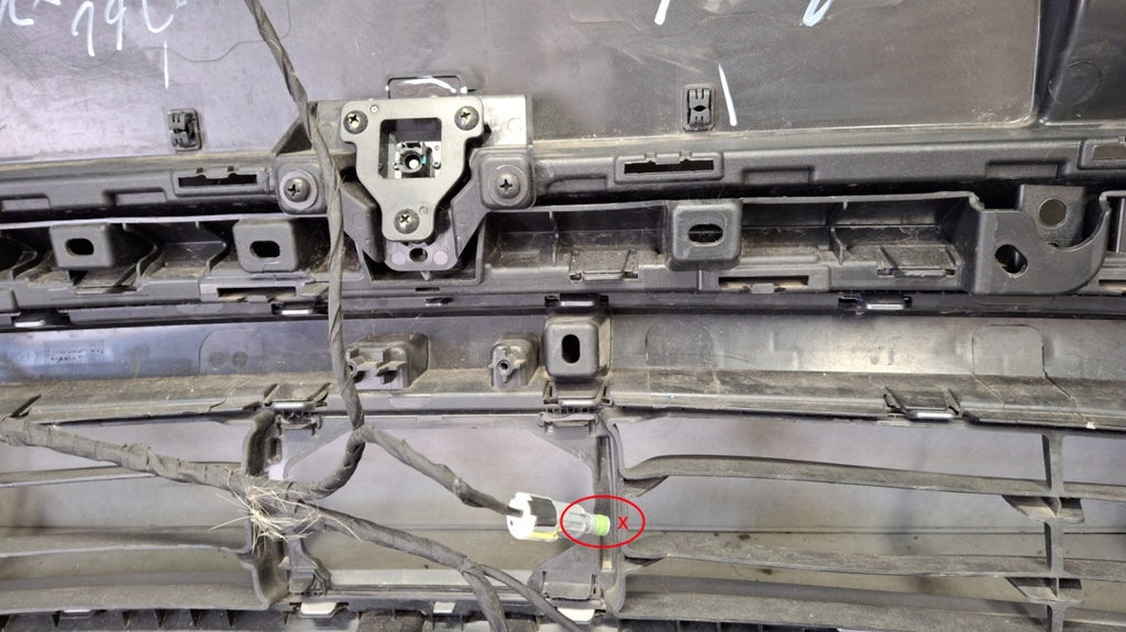 Prednji branik BYD Atto 3 22- / + kamera
