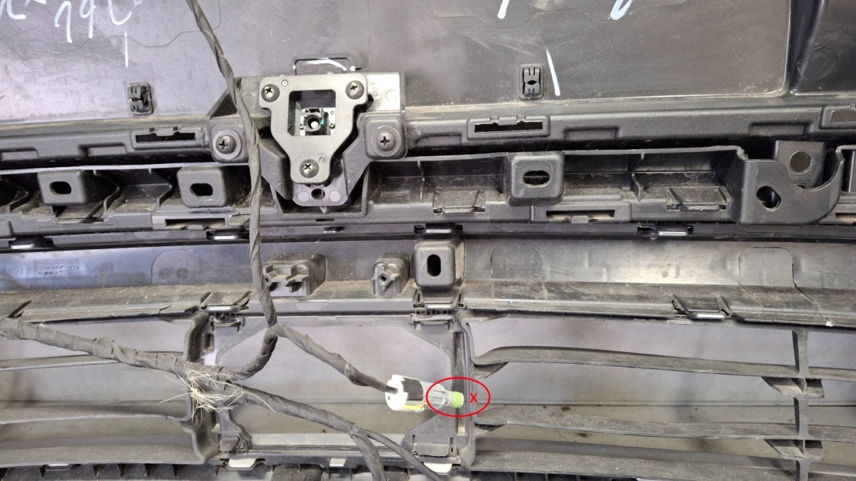 Prednji branik BYD Atto 3 22- / + kamera
