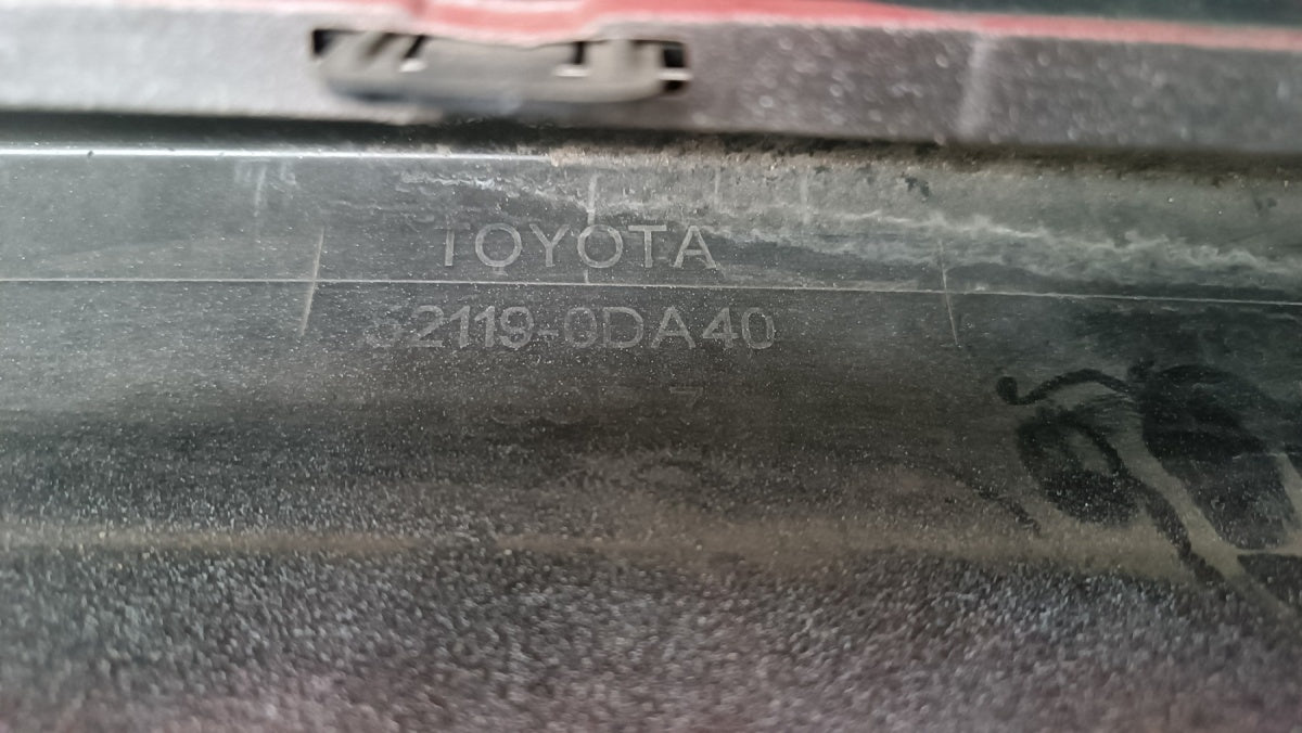 Prednji branik Toyota Yaris 3 III Lift /+ maglenke 17-19