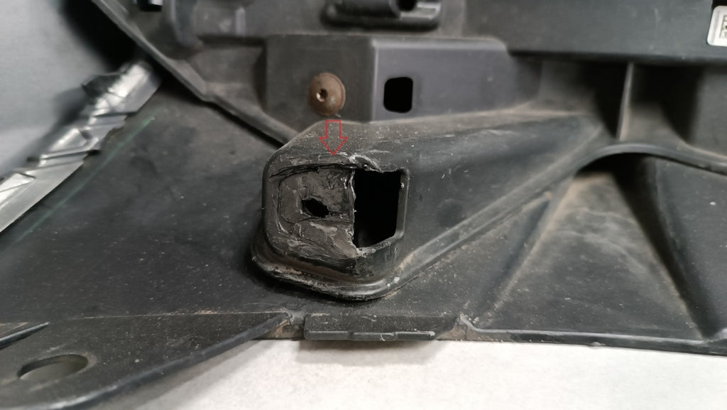 Zadnji branik BMW iX I20 M paket M-paket 21-