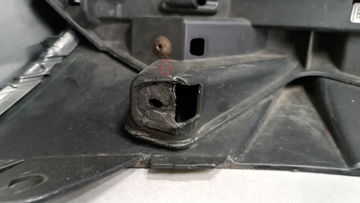 Zadnji branik BMW iX I20 M paket M-paket 21-