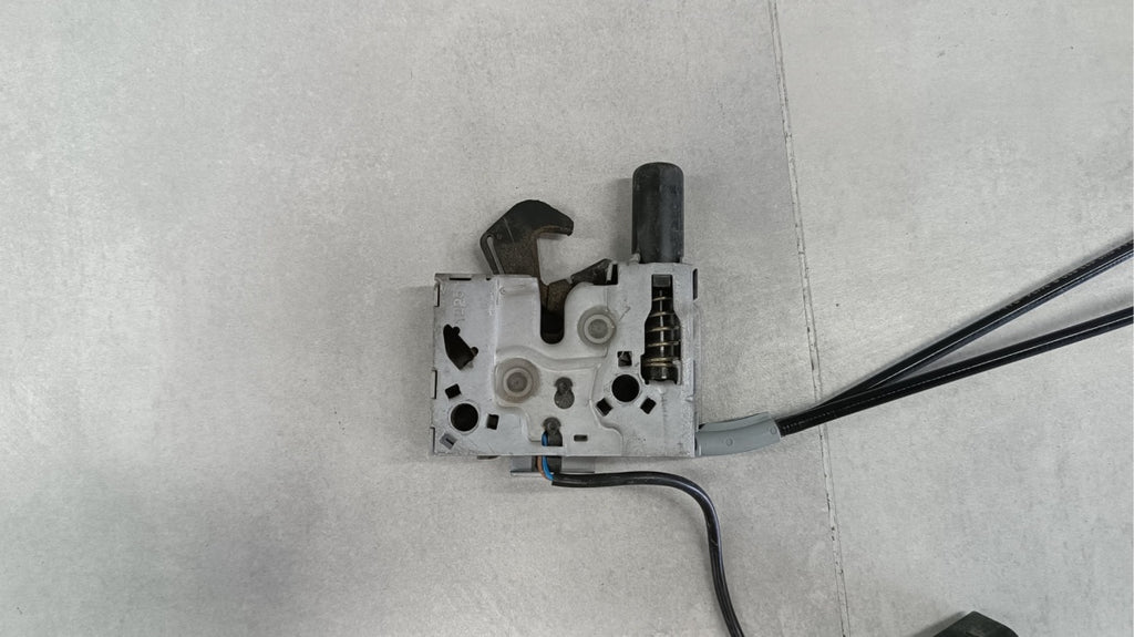 ZAMEK MASKI prednji AUDI A6 C8 A7 4K0823509A