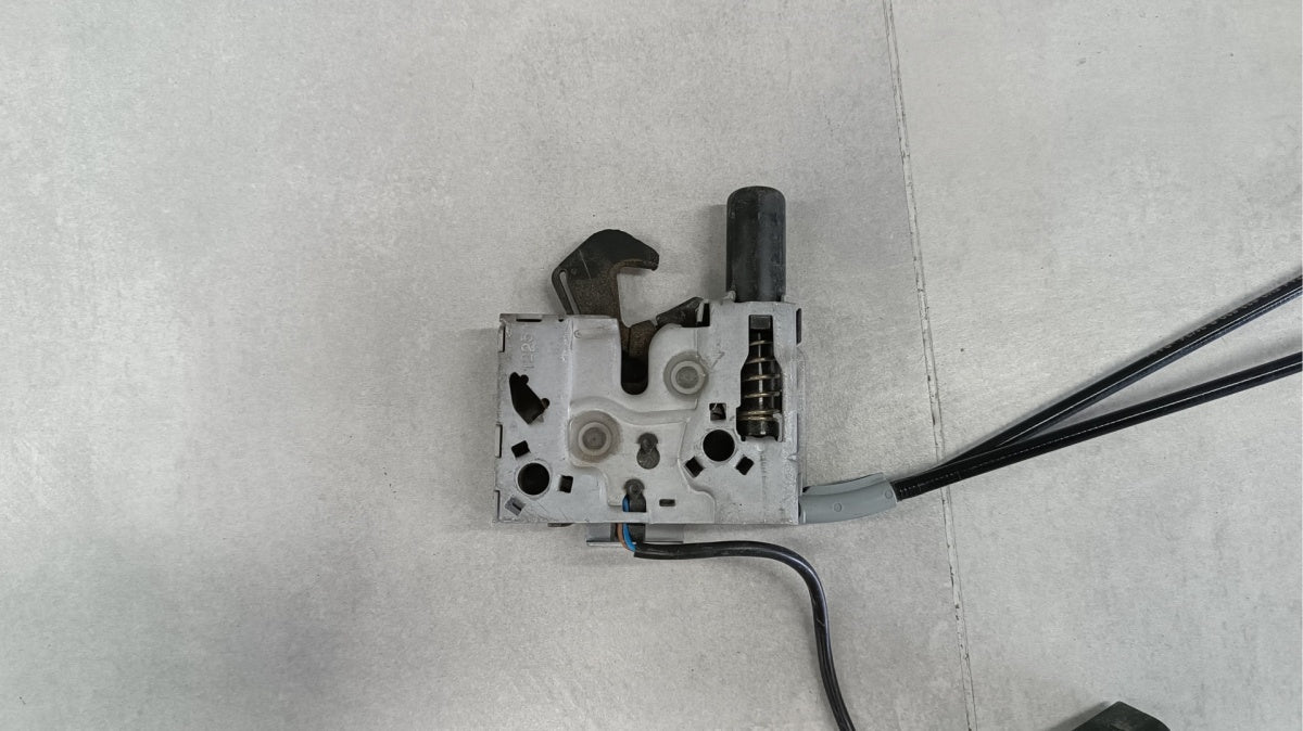 ZAMEK MASKI prednji AUDI A6 C8 A7 4K0823509A