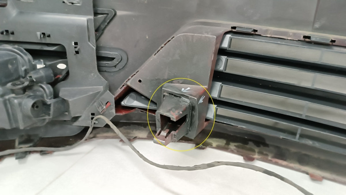 Prednji branik Volkswagen Caddy 2K5 III drugi Lift 15-20 / klizači
