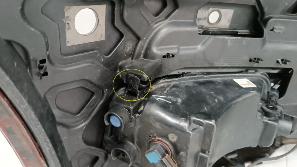 Prednji branik Volkswagen Caddy 2K5 III drugi Lift 15-20 / klizači