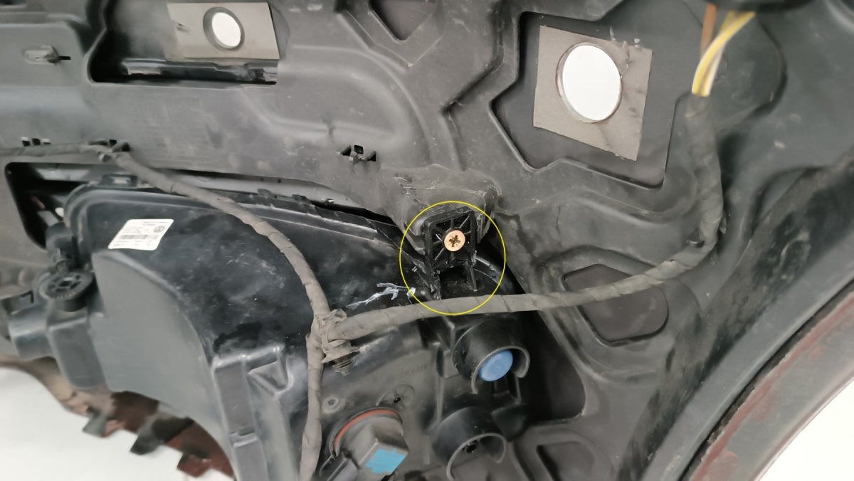 Prednji branik Volkswagen Caddy 2K5 III drugi Lift 15-20 / klizači