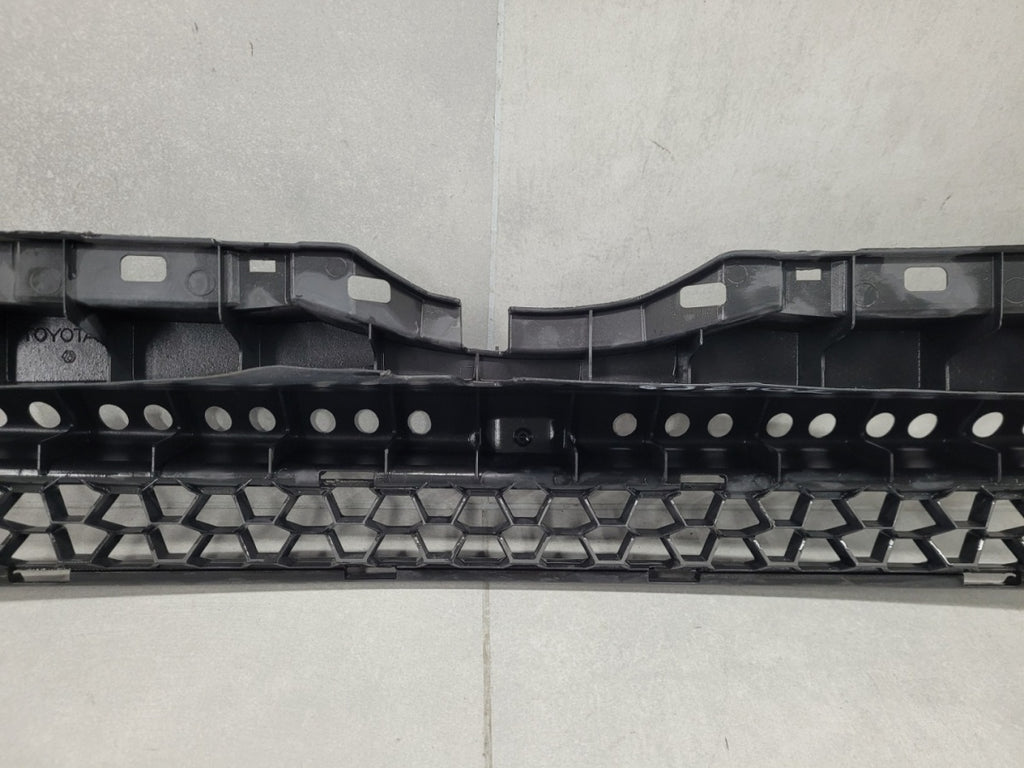 Maska (grill) atrapa kratka środkowa Toyota Urban Cruiser 08-14