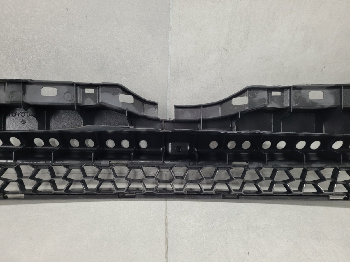 Maska (grill) atrapa kratka środkowa Toyota Urban Cruiser 08-14