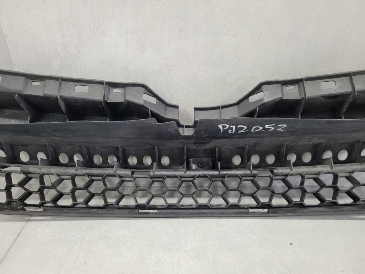 Maska (grill) atrapa kratka środkowa Toyota Urban Cruiser 08-14