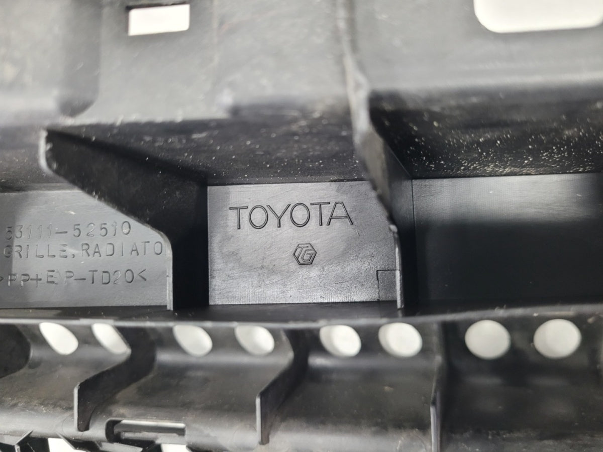 Maska (grill) atrapa kratka środkowa Toyota Urban Cruiser 08-14