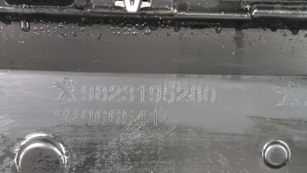 Zadnji branik Peugeot 208 2 II 19- /+ światło + wiązka