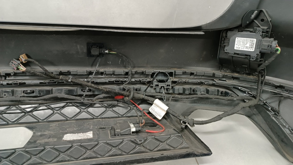 Zadnji branik Volkswagen VW Touareg III 3 760 Lift R-line 23- / radary
