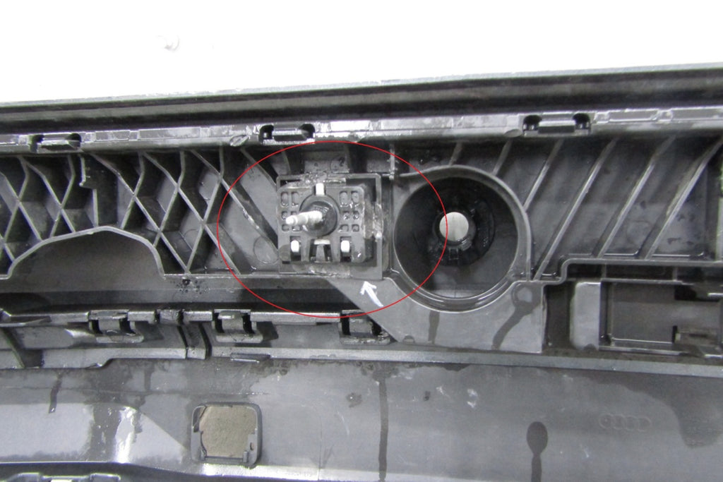 Zadnji branik AUDI Q3 II 83A 18-