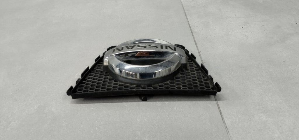 Maska (grill) Znaczek emblemat logo prednja NISSAN QASHQAI I J10 05-09