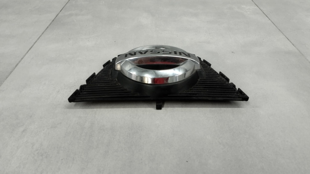 Maska (grill) Znaczek emblemat logo prednja NISSAN QASHQAI I J10 LIFT 09-