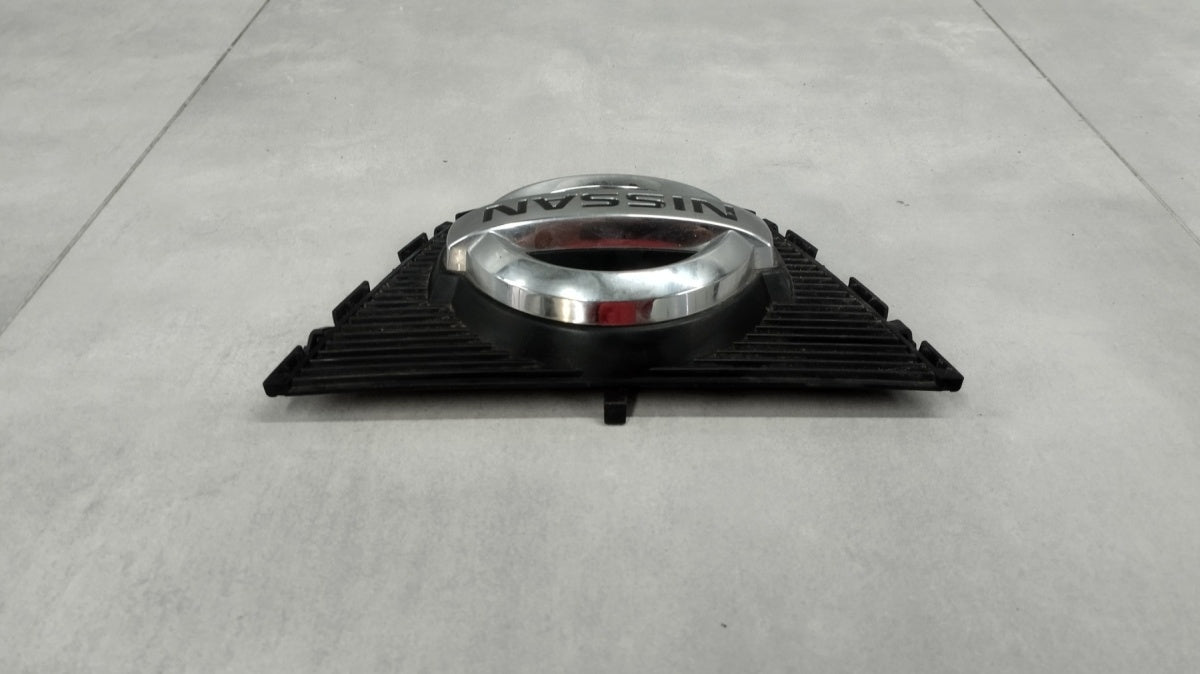 Maska (grill) Znaczek emblemat logo prednja NISSAN QASHQAI I J10 LIFT 09-