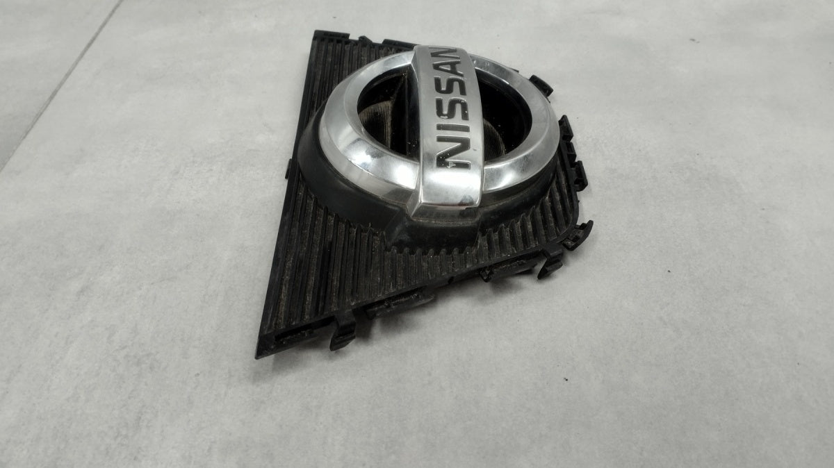 Maska (grill) Znaczek emblemat logo prednja NISSAN QASHQAI I J10 LIFT 09-