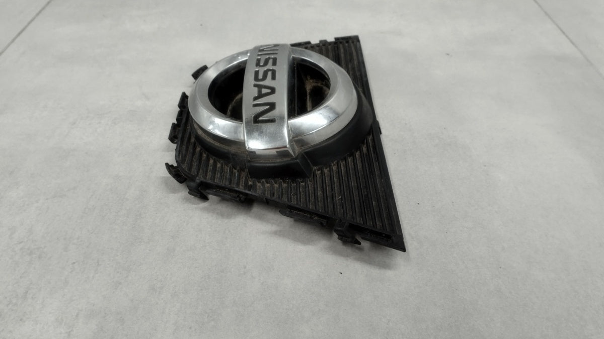 Maska (grill) Znaczek emblemat logo prednja NISSAN QASHQAI I J10 LIFT 09-