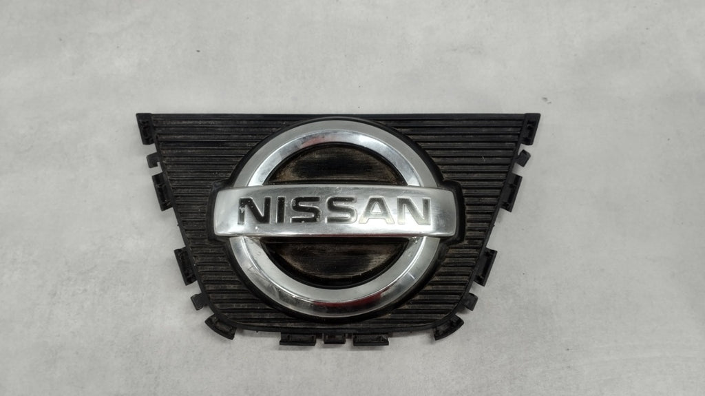 Maska (grill) Znaczek emblemat logo prednja NISSAN QASHQAI I J10 LIFT 09-