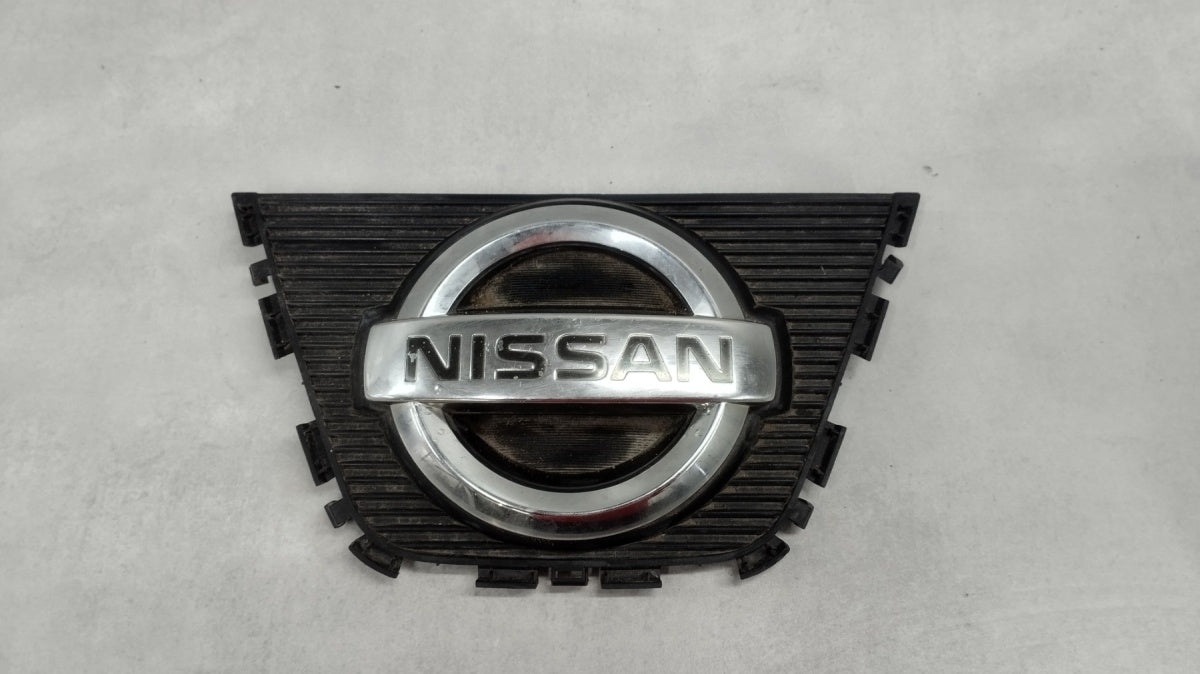 Maska (grill) Znaczek emblemat logo prednja NISSAN QASHQAI I J10 LIFT 09-