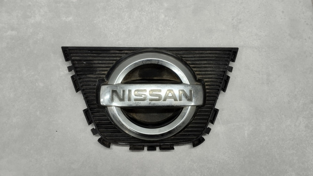 Maska (grill) Znaczek emblemat logo prednja NISSAN QASHQAI I J10 LIFT 09-
