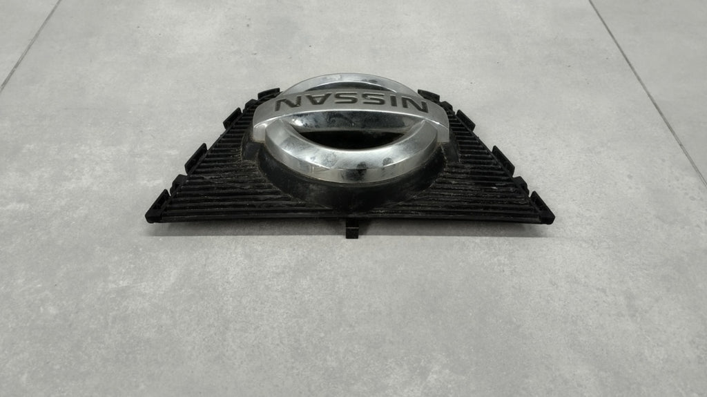 Maska (grill) Znaczek emblemat logo prednja NISSAN QASHQAI I J10 LIFT 09-