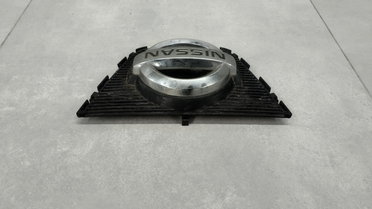 Maska (grill) Znaczek emblemat logo prednja NISSAN QASHQAI I J10 LIFT 09-